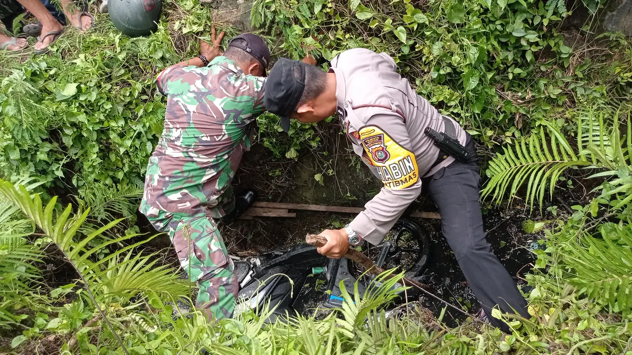 Proses evakuasi anggota TNI tewas di Kendari usai mengalami kecelakaan tunggal, Kamis (23/2/2023).