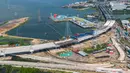 Sementara, konstruksi pembangunan ditargetkan rampung secara menyeluruh dan mulai beroperasi pada April 2027. Tampak dalam foto udara menunjukkan pembangunan Jalan Tol Laut Semarang-Demak, sebuah mega-proyek nasional yang dirancang untuk mengatasi banjir pasang surut air laut yang sering terjadi di sepanjang pantai utara, di Semarang, Jawa Tengah, pada Minggu 19 April 2026. (DEVI RAHMAN/AFP)