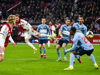 Laga lanjutan Liga Belanda antara Ajax Amsterdam melawan Fortuna Sittard, Sabtu (14/02/2026) waktu setempat awalnya digadang-gadang akan menjadi pertemuan spesial untuk dua pemain Timnas Indonesia, yaitu Maarten Paes dan Justin Hubner. (AFP/ANP/Olaf Kraak)