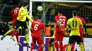 Pemain Borussia Dortmund, Mats Hummels, mencetak gol ke gawang Liverpool pada laga leg pertama perempat final Liga Europa di Stadion Signal Iduna Park, Dortmund, Jumat (8/4/2016) dini hari WIB. (AFP/Odd Andersen)