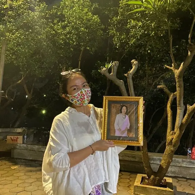Prosesi kremasi dan pelarungan jenazah ibunda Ade Rai (Instagram)