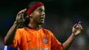 Ronaldinho juga hengkang dari Barcelona diakibatkan karena selisih paham dengan Pep Guardiola. Padahal, Ronaldinho telah beberapa kali mempersembahkan gelar untuk Blaugrana. Dirinya tercatat telah membukukan 94 gol serta 71 assist dari 207 laga. (Foto: AFP/Adrian Dennis)