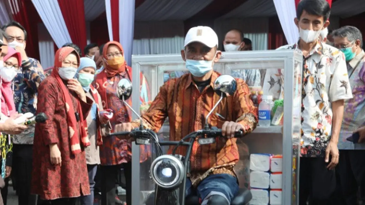 Untuk mencari nafkah, Suparman putar otak dengan memodifikasi motor sesuai kebutuhan berjualan keliling (Tangkapan Layar Laman Kemensos)
