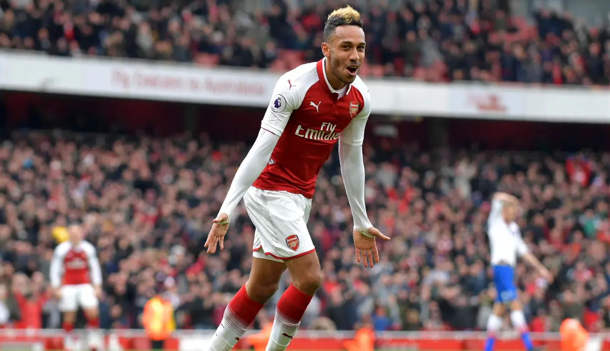 Striker Arsenal, Pierre-Emerick Aubameyang, merayakan gol yang dicetaknya ke gawang Stoke pada laga Premier league di Stadion Emirates, London, Minggu (1/4/2018). Arsenal menang 3-0 atas Stoke. (AFP/Oliver Greenwood)