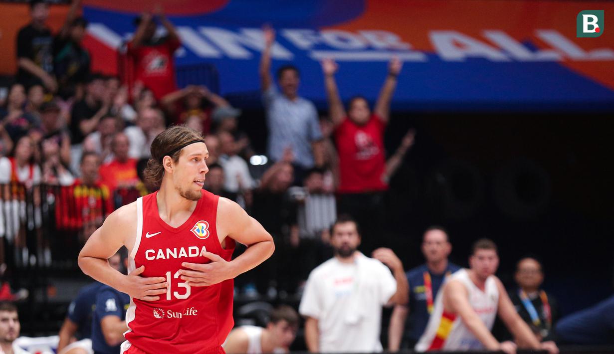 Pebasket Kanada, Kelly Olynyk melakukan selebrasi setelah mencetak poin pada laga Grup L Piala Dunia FIBA 2023 melawan Spanyol di Indonesia Arena, Senayan, Jakarta, Minggu (03/09/2023). Kanada lolos ke babak perempat final setelah menang dengan skor 88-85. (Bola.com/Bagasakara Lazuardi)