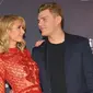 Paris Hilton dan tunangannya Chris Zylka saling bertatapan saat menghadiri iHeartRadio Music Awards 2018 di Inglewood, California, AS (11/3). (AFP Photo/Rachel Murray)