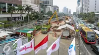 Pekerja mengoperasikan alat berat untuk menyelesaikan pembangunan MRT di Jakarta, Senin (22/6/2015).  Jika Jepang tidak memberikan bantuan dengan cepat, maka Pemprov DKI akan mempertimbangkan kerjasama dengan Perancis. (Liputan6.com/Faizal Fanani)