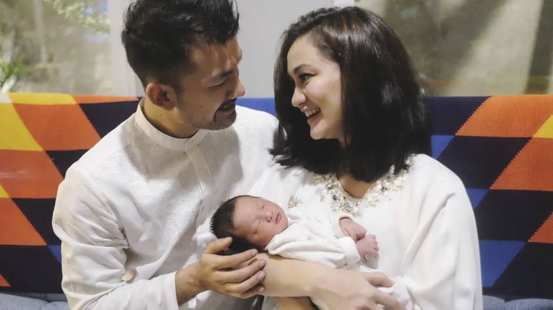 Atiqah Hasiholan dan Rio Dewanto bersama anak pertama mereka, Salma. [foto: instagram.com/atiqahhasiholan]