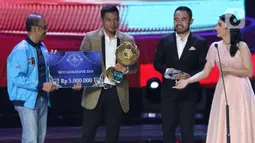 Sesmenpora, Gatot S Dewabroto (kiri) menyerahkan hadiah kepada kiper Bali United, Wawan Hendrawan yang menjadi Best Goalkeeper 2019 saat Indonesian Soccer Award 2019 di Studio 6 Indosiar, Jakarta, Jumat (10/1/2020). 16 penghargaan diberikan pada acara ini. (Liputan6.com/Helmi Fithriansyah)