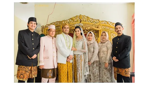 6 Hasil Foto Ciamik Pasangan Menikah di KUA, Latarnya Unik dan Antimainstream