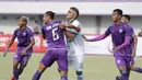 Striker PSS Sleman, Cristian Gonzales, dijaga ketat pemain Persita Tangerang pada laga Liga 2 di Stadion Benteng Taruna, Tangerang, Jumat (26/10/2018). Kedua tim bermain imbang 1-1. (Bola.com/M Iqbal Ichsan)