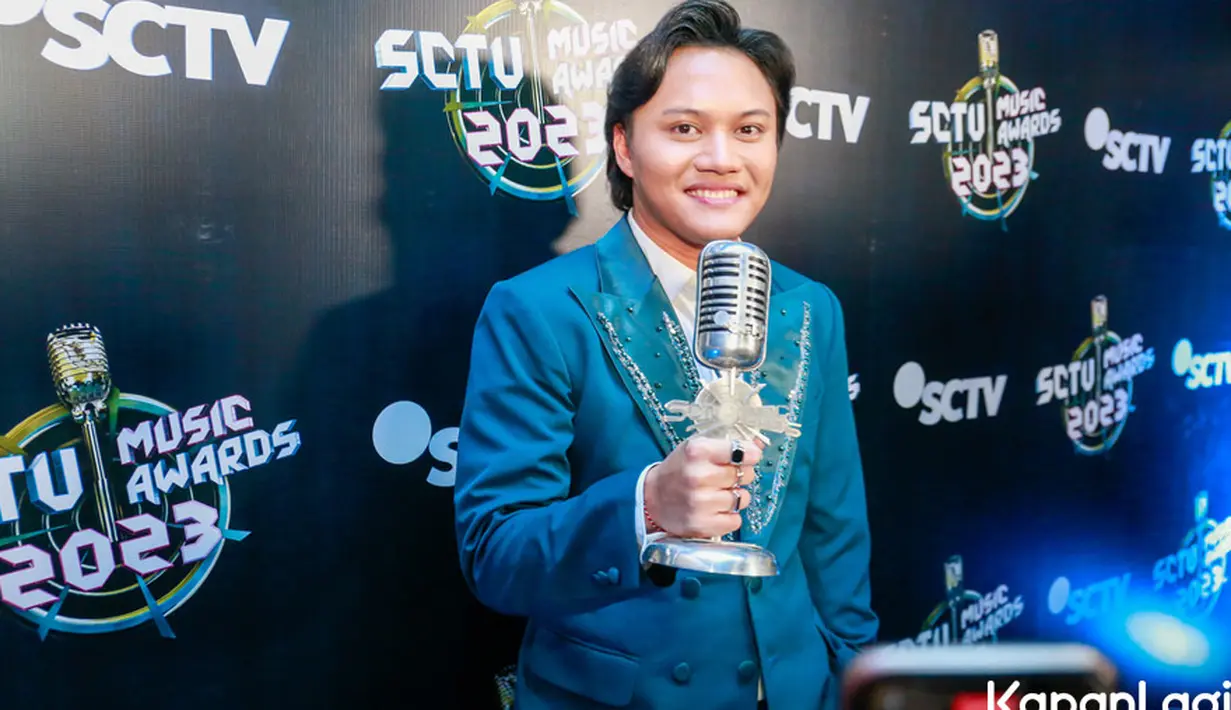 Penyanyi Rezky Febian meraih penghargaan untuk kategori Penyanyi Solo Pria Paling Ngetop. Anak komedian Sule itu berhasil unggul dari penyanyi solo  lainnya, seperti Afgan, Budi Doremi, Judik, dan Tulus. [Foto: Muhammad Akrom Sukarya/© KapanLagi.com]