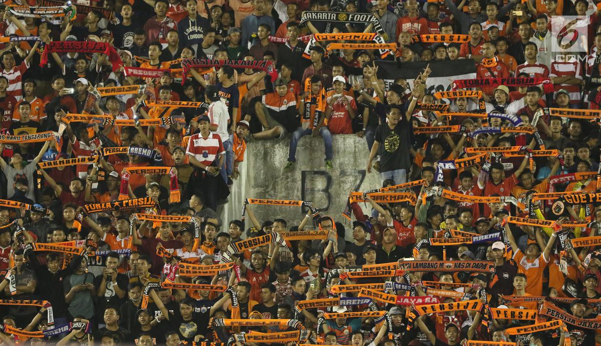 Suporter tim Macan Kemayoran memenuhi tribun jelang menyaksikan laga Persija melawan PSMS di laga pertama semifinal Piala Presiden 2018 di Stadion Manahan, Solo, Jawa Tengah, Sabtu (10/2). Persija menang 4-1. (Liputan6.com/Helmi Fithriansyah)