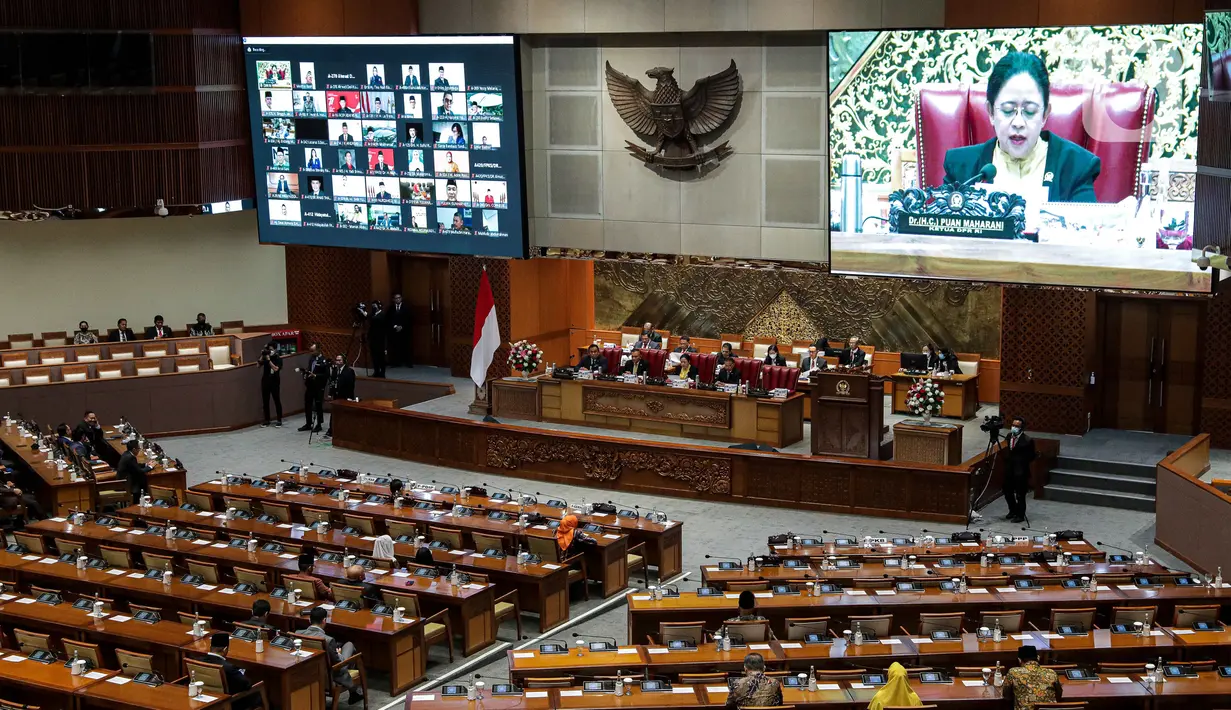 Ketua DPR RI Puan Maharani terlihat pada layar besar saat memimpin Rapat Paripurna Pembukaan Masa Persidangan V Tahun Sidang 2022-2023 di Gedung DPR RI, Jakarta, Selasa (16/5/2023). (Liputan6.com/Faizal Fanani)
