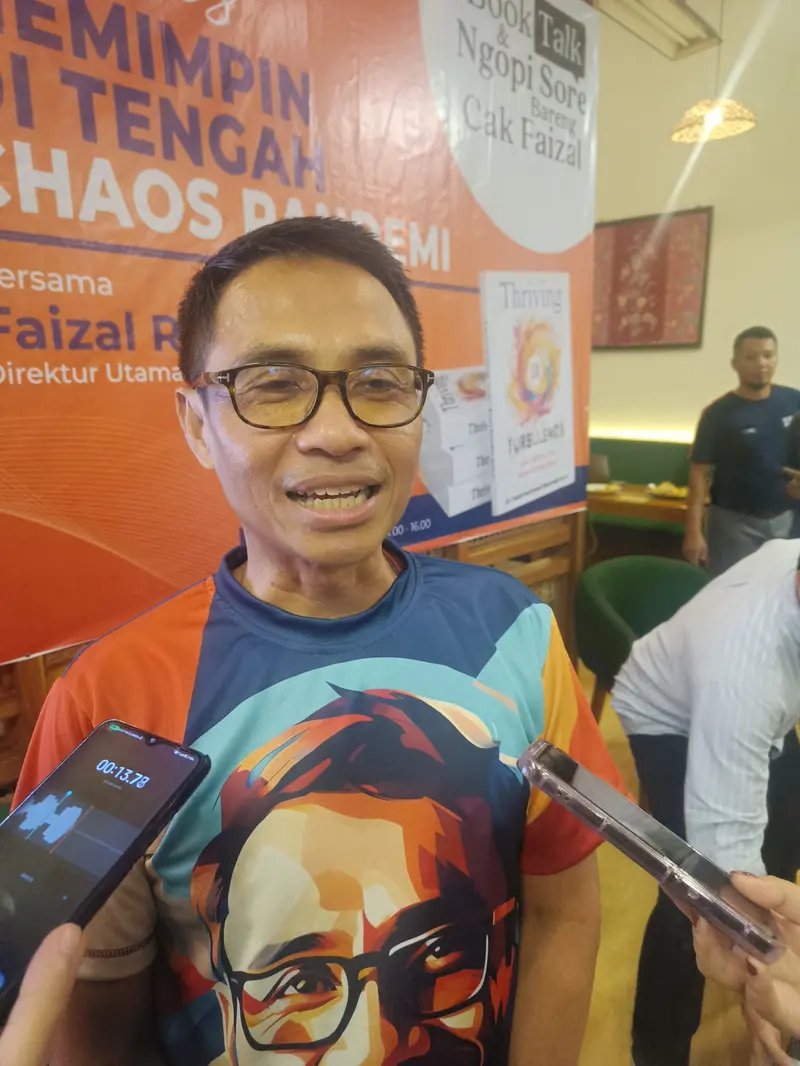 Direktur Utama Pos Indonesia Faizal Rochmad Djoemadi dalam acara BookTalk & Ngopi Sore di Pos Bloc, Jakarta, Rabu (12/6/2024). (Sulaeman/Merdeka.com)