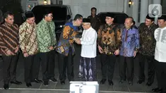 Wakil Presiden terpilih Ma'ruf Amin (tengah) bersalaman dengan Ketua MPR Bambang Soesatyo di kediamannya, Jalan Situbondo, Jakarta, Selasa (15/10/2019). Pimpinan MPR mengantarkan undangan pelantikan Presiden dan Wakil Presiden pada 20 Oktober 2019 mendatang. (merdeka.com/Iqbal Nugroho)
