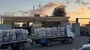 Israel memutuskan membuka perlintasan Rafah dan mengizinkan truk-truk bantuan kemanusiaan masuk ke Gaza. (Foto oleh AFP)