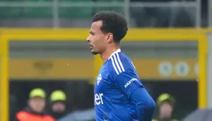Pemain Como, Dele Alli, meninggalkan lapangan setelah mendapat kartu merah saat melawan AC Milan pada laga Liga Italia di Stadion San Siro, Minggu (16/3/2025). (AP Photo/Antonio Calanni)