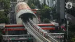 Kereta Light Rail Transit (LRT) Jabodebek saat melintasi jalur kuningan, Jakarta, Senin (22/1/2024). (Liputan6.com/Angga Yuniar)