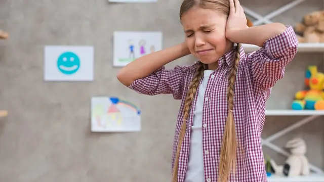 Seorang anak perempuan menangis dan menutup kedua telinganya menggunakan tangan (Foto Dok: Freepik/freepik)