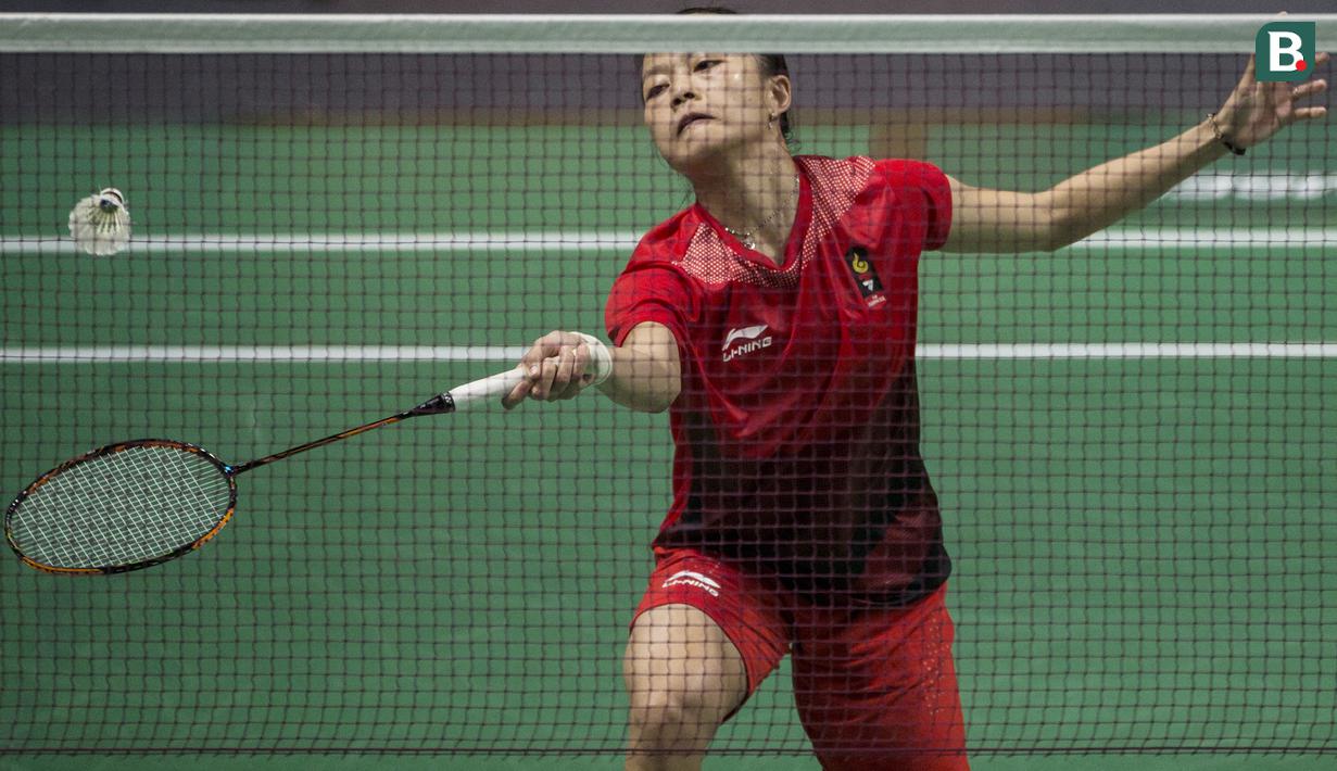 Pebulutangkis Indonesia, Fitriani, saat melawan wakil Hong Kong, Yip Pui Yin, pada laga Asian Games di Istora Senayan, Jakarta, Minggu (19/8/2018). Tim beregu putri Indonesia memastikan kemenangan atas Hong Kong 3-0. (Bola.com/Vitalis Yogi Trisna)