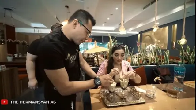 Ashanty dan Anang Hermansyah minum es cendol