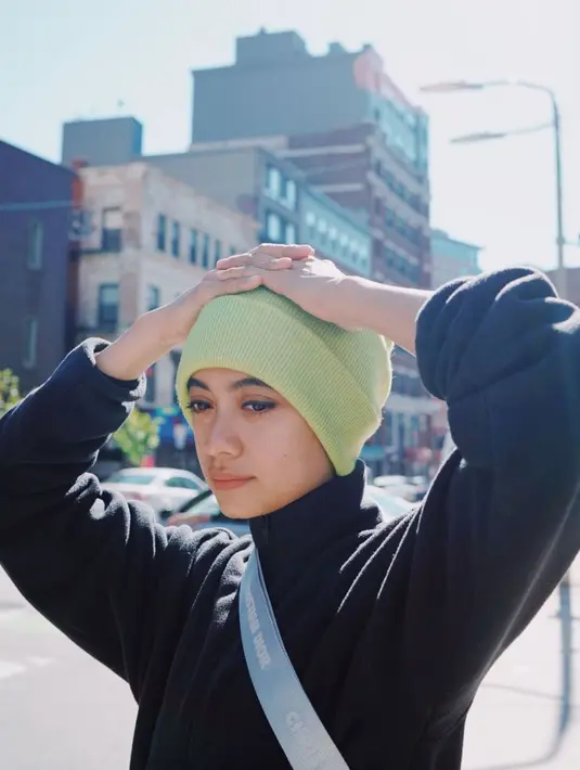 Penutup kepala berbentuk beanie Ayudia terlihat sporty saat dipasangnkan dengan jaj(Foto: Instagram @ayudiac)