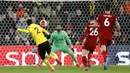 Gelandang Watford, Ismaila Sarr, melepaskan tendangan ke gawang Liverpool pada laga Premier League di Stadion Vicarage Road, Sabtu (29/2/2020). Watford menang 3-0 atas Liverpool. (AP/Alastair Grant)