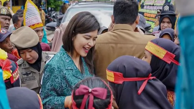 Kahiyang Ayu Kenakan Seragam PKK