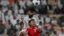 Timnas Indonesia berhasil memperkecil ketinggalan gol lewat eksekusi penalti Kevin Diks pada menit ke-88. Tampak dalam foto, Pemain Arab Saudi Nawaf Bu Washl (atas) menyundul bola melewati pemain Indonesia Beckham Putra Nugraha pada pertandingan pertama Grup B Putaran 4 Kualifikasi Piala Dunia 2026 zona Asia di Stadion Alinma Bank, King Abdullah Sports City, Jeddah, Arab Saudi, Rabu 8 Oktober 2025 waktu setempat atau Kamis (9/10/2025) dini hari WIB. (AP Photo)