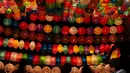 Lampion dengan aneka warna dipajang dalam acara 'Jakarta Lantern Festival 2014' di Lapangan Banteng, Jakpus. Foto diambil pada Jumat (12/12/2014). (Liputan6.com/Andrian M Tunay)