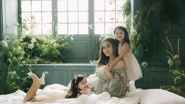 9 Gaya Maternity Shoot Yasmine Wildblood Kompak Kenakan Dress Bersama Kedua Putrinya, Semuanya Cantik Bak Bidadari