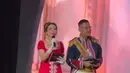 Ayu Dewi mengenakan dress merah panjang dengan aksen bordir putih di bagian depan. Dengan kerah square dan lengan pendek balon. [@mrsayudewi]