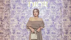 Pemilik nama lengkap Kadek Maharani Kemala Dewi baru saja menghadiri acara brand ternama, Dior. Ia tampil cantik dan anggun mengenakan dress panjang berwarna coklat nude. (Liputan6.com/IG/@maharanikemala)