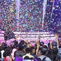 Isyana di atas Panggung Cornetto Pop Awards yang berubah menjadi penuh warna warni. Hal tersebut lantaran Cornetto sebagai pihak penyelenggara secara resmi memperkenalkan ice cream varian terbaru bernama Cornetto Rainbow Pop. (Bambang E. Ros/Bintang.com)