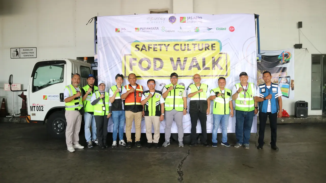 Melibatkan operator bandara, maskapai, hingga penyedia layanan penunjang penerbangan, FOD Walk merupakan bagian dari program memperkuat budaya kepedulian keselamatan (Safety Awareness Culture). (Dok PT JAS Aero Engineering Services)
