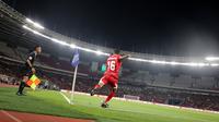 Pemain Timnas Indonesia, Dony Tri Pamungkas melakukan sepak pojok ke arah gawang St Kitts and Nevis dalam laga semifinal FIFA Series 2026 di Stadion Utama Gelora Bung Karno (SUGBK), Senayan, Jakarta, Jumat (27/03/2026). (Bola.com/Abdul Aziz)
