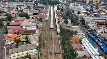 Foto dari udara memperlihatkan suasana di Stasiun Tangerang, Kota Tangerang, Banten, Senin (16/9/2024). (merdeka.com/Arie Basuki)