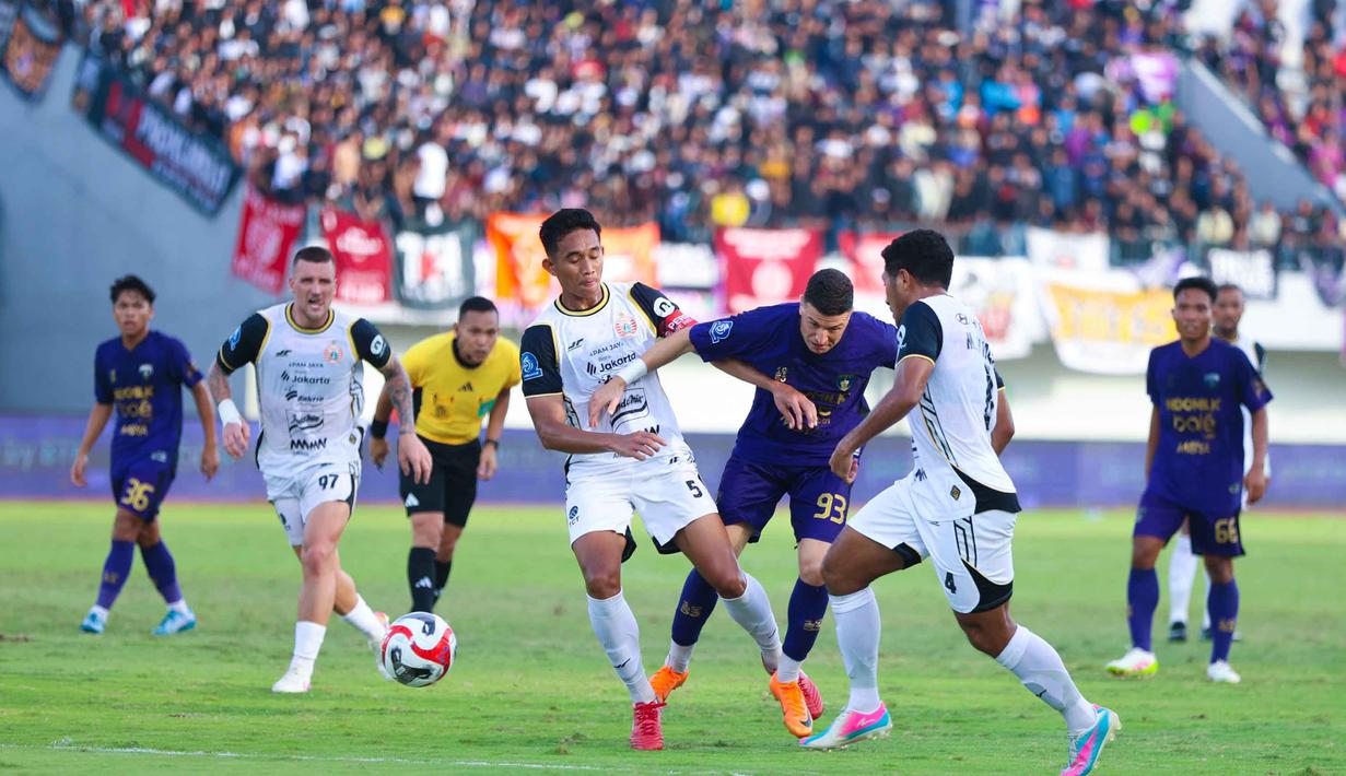 Fokus menyerang, membuat lini belakang Persita sedikit terbuka. Tampak dalam foto, dua pemain Persija, Rizky Ridho Ramadhani (keempat kiri) dan Muhammad Fajar Fathurrahman berusaha menahan pergerakan Aleksa Andrejic (Persita) pada pertandingan pekan ke-19 BRI Super League 2025/2026 di Indomilk Arena, Tangerang, Banten, Jumat (30/1/2026). (Bola.com/M Iqbal Ichsan)