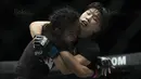 Petarung Cina, Xiong Jing Nan, mengunci petarung Singapura, Tiffany Teo, saat laga One Championship di JCC Senayan, Jakarta, Sabtu (20/1/2018). Jing Nan berhasil merebut juara dunia kelas jerami. (Bola.com/Vitalis Yogi Trisna)