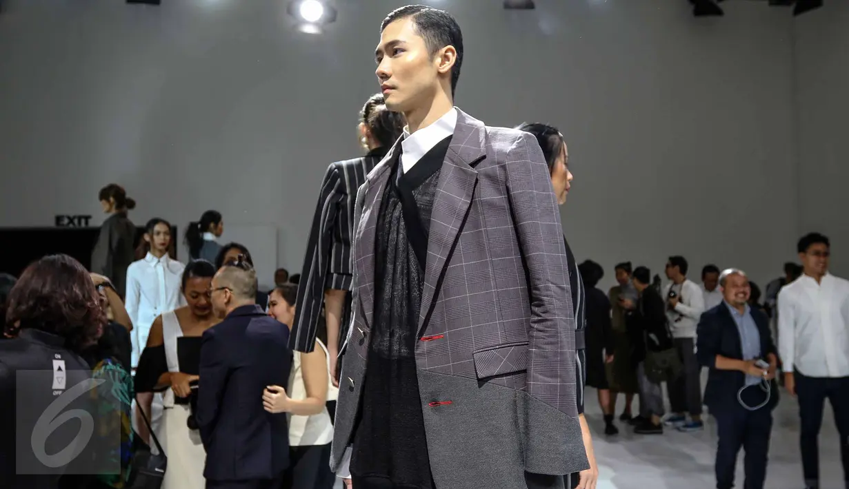 Model pria mengenakan pakaian rancangan desainer senior Tri Handoko saat tampil di  IPMI Trend Show 2017, Jakarta, (11/11). Bertajuk Rectitude, Tri Handoko memamerkan 16 koleksi Spring Summer 2017. (Liputan6.com/Faizal Fanani)