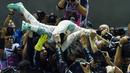 Pebalap Mercedes, Nico Rosberg, disambut kru Mercedes setelah menjuarai balapan F1 GP Singapura, Minggu (18/9/2016). (AFP/Anthony Wallace)