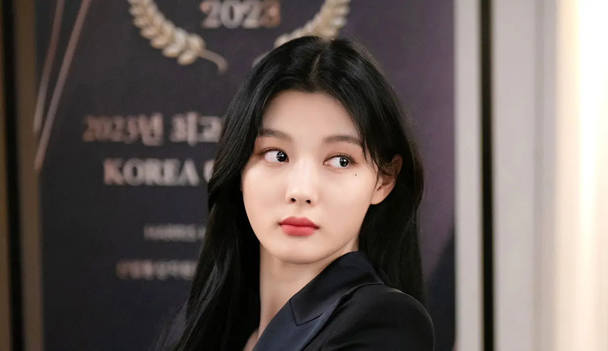 Do Do Hee juga dikenal sebagai CEO gila kerja yang hanya tahu tentang pekerjaan. Setelah membuat kontrak dengan iblis Gu Won, Do Do Hee menghadapi perubahan besar dalam hidupnya. (Foto: SBS)