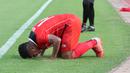 <p>Selebrasi gelandang Timnas Indonesia U-22, Fajar Fathur Rahman dengan melakukan sujud syukur setelah mencetak gol ketiga Timnas Indonesia U-22 ke gawang Filipina pada laga pertama Grup A SEA Games 2023 di Olympic Stadium, Phnom Penh, Kamboja, Sabtu (29/4/2023). (Bola.com/Abdul Aziz)</p>