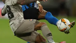 Pemain Shakhtar Donetsk, Dodo berebut bola dengan pemain sayap Inter Milan, Ashley Young pada pertandingan semifinal Liga Europa di Dusseldorf Arena, Senin (17/8/2020). Bungkam Shakhtar Donetsk 5-0, Inter Milan tantang Sevilla di final Liga Europa musim 2019/20. (Lars Baron/Pool Photo via AP)