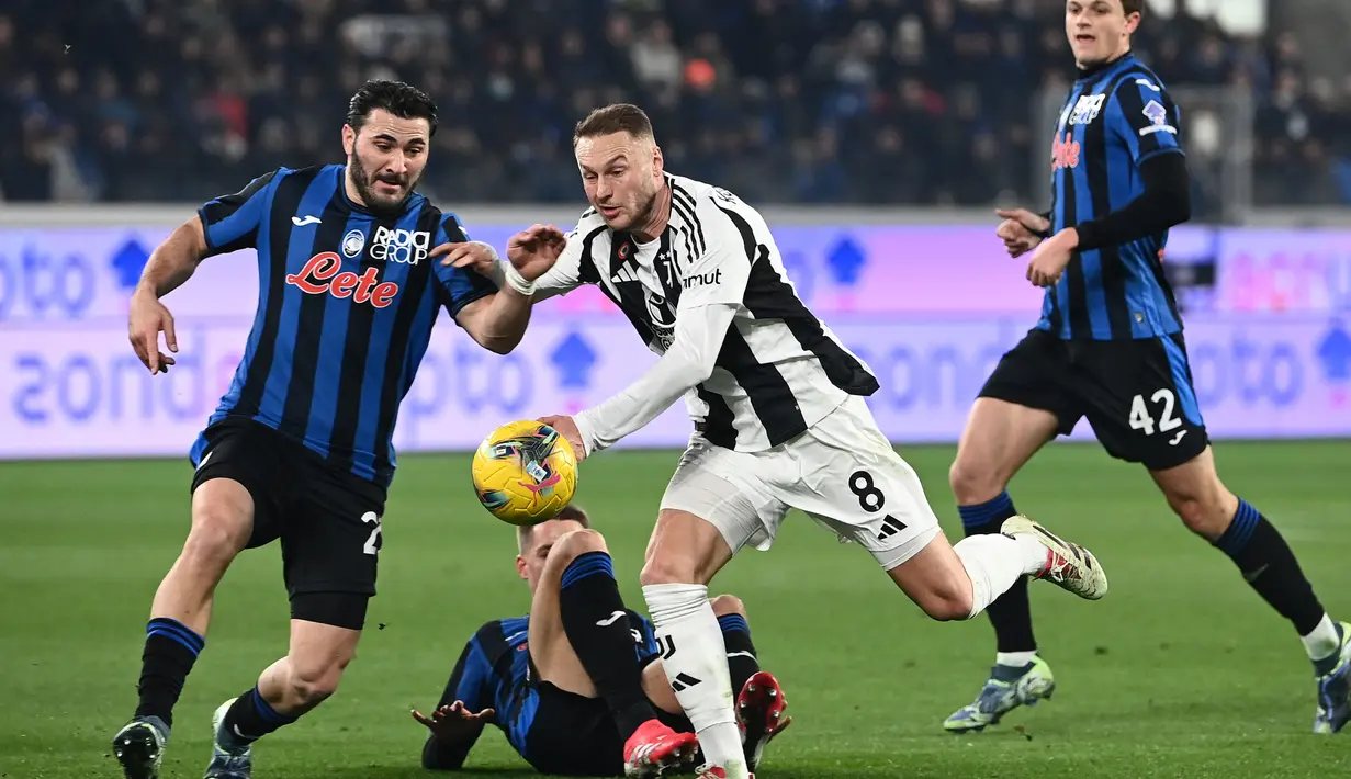 Laga antara Atalanta melawan Juventus berjalan sengit sejak menit awal pertandingan. (Isabella BONOTTO/AFP)