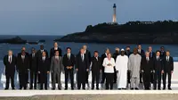 Para pemimpin negara G7 dan beberapa tamu pendamping berfoto dengan latar mercusuar Abad ke-16 di Biarritz, Prancis (AP/Andrew Parsons)