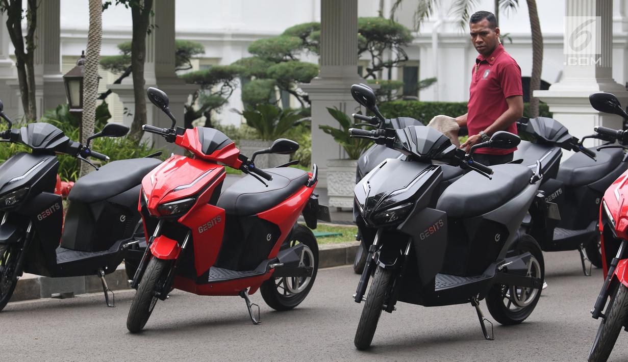 Paspampres mengecek motor Gesits di Halaman Istana Merdeka, Jakarta, Rabu (7/11). Produksi Gesits akan dilakukan di pabrik PT Wika Industri dan Konstruksi di Gunung Putri Bogor dengan kapasitas produksi 50 ribu unit satu tahun. (Liputan6.com/Angga Yuniar)