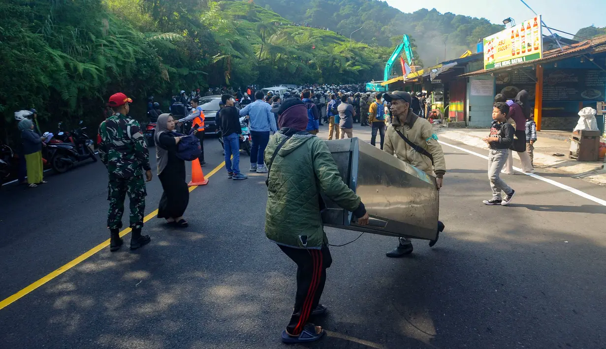 Pembongkaran lapak PKL menjadi upaya Pemkab Bogor untuk menata kembali kawasan wisata Puncak. (merdeka.com/Arie Basuki)