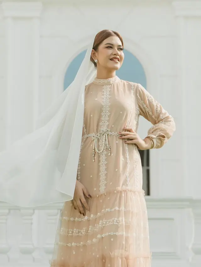 8 Gaya Ibu Pejabat Anggun Kahiyang Ayu, Tampil Adem Kenakan Dress Panjang di Momen Tahun Baru Islam